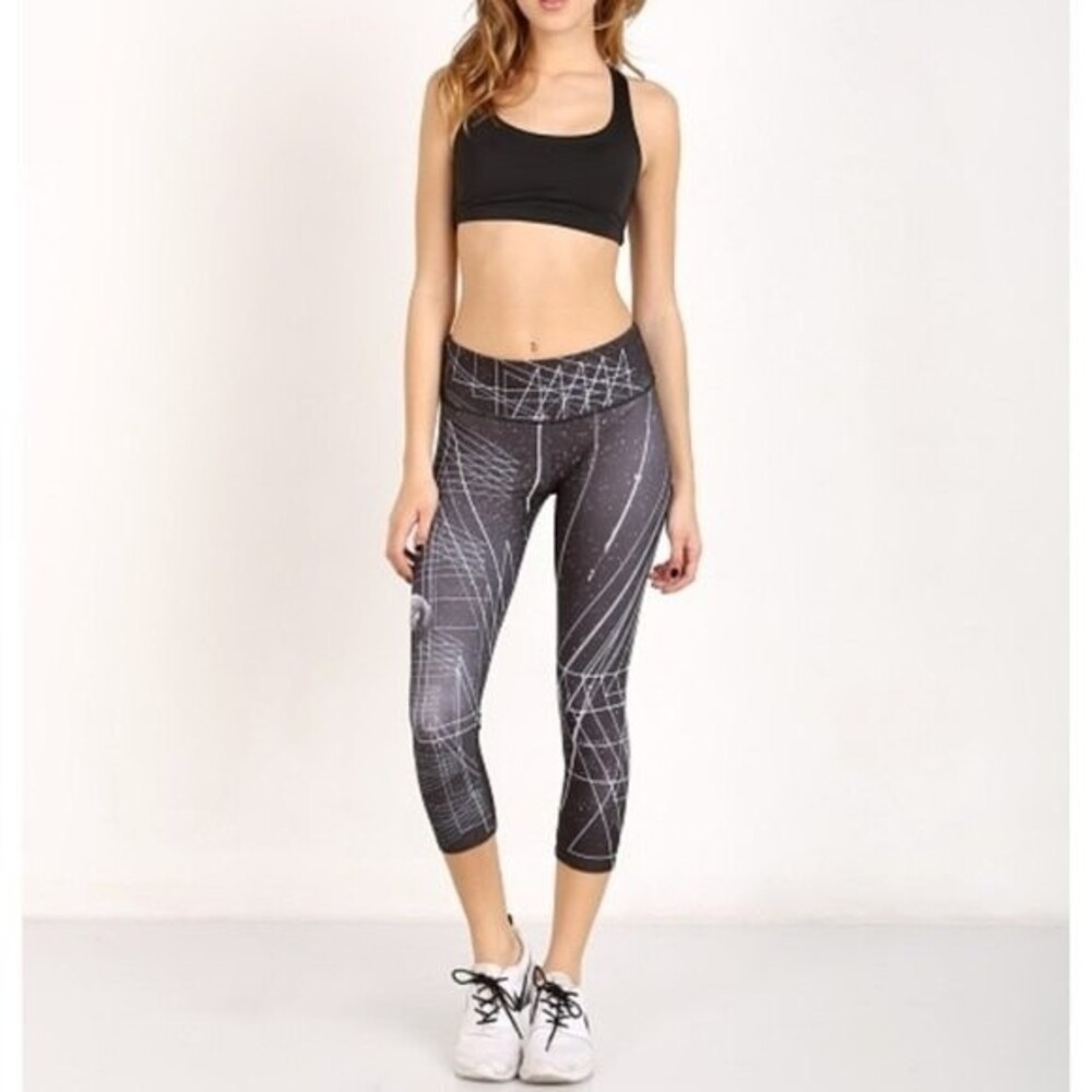 Onzie Graphic Capri Black Sky M/L NWOT
